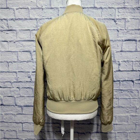 Lululemon Non-Stop Bomber *Reversible
Size 4 - Picture 8 of 16